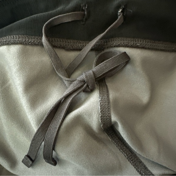 Nike Dri-Fit Women Medium Black Grey Pattern Key Pocket Cropped Running Leggings - Picture 11 of 11